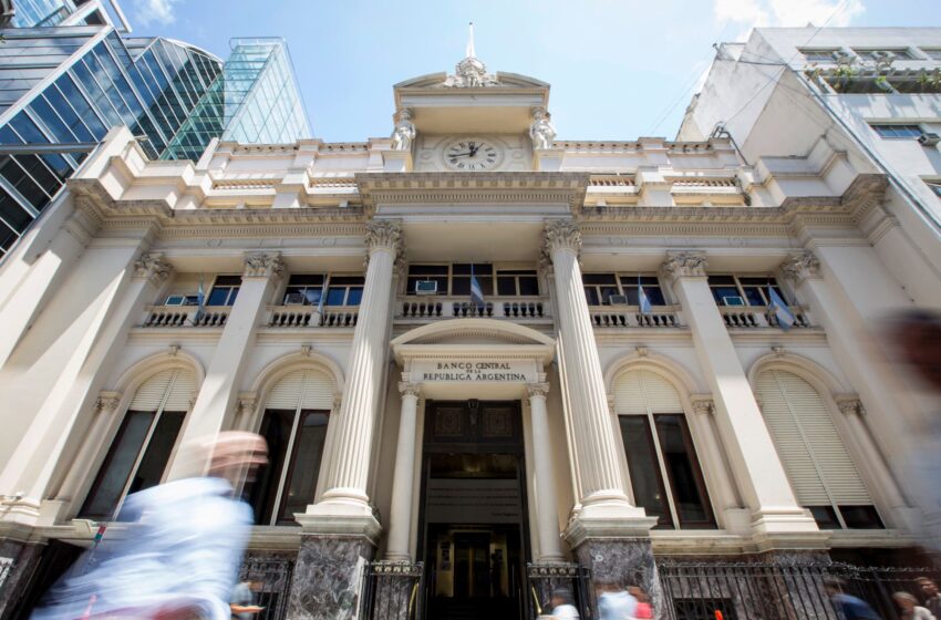  El BCRA anunció que los bancos pueden volver a vender el cupo mensual de USD 200