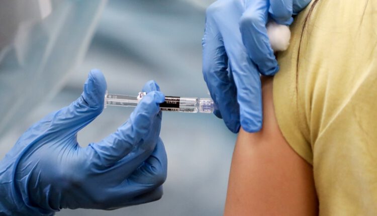  El gobierno prevé empezar la vacunación en la primera quincena de enero